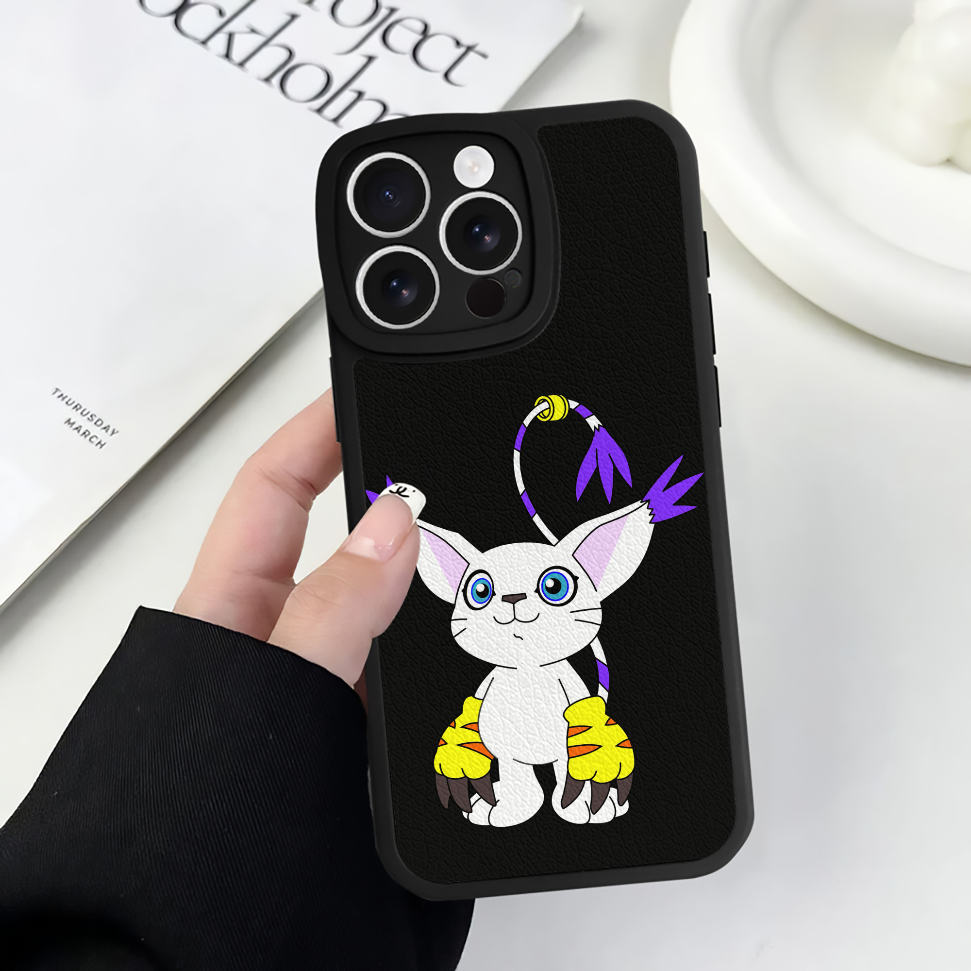 （画像用） Digimon デジタルモンスター/デジモン 【iPhone 16シリーズ対応】シリコンスマホケース（レザー調） 材質：シリコン